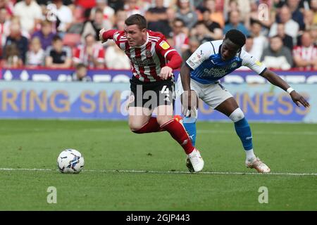 Sheffield, England, 11. September 2021. John Fleck von Sheffield Utd und Siriki Dembele von Peterborough United beim Sky Bet Championship-Spiel in der Bramall Lane, Sheffield. Bildnachweis sollte lauten: Alistair Langham / Sportimage Stockfoto