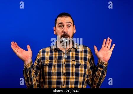 Nahaufnahme Porträt von attraktiven Skeptiker gesinnten Kerl lecken Löffel gesunde Menü Ernährung isoliert über hellblauen Hintergrund Stockfoto