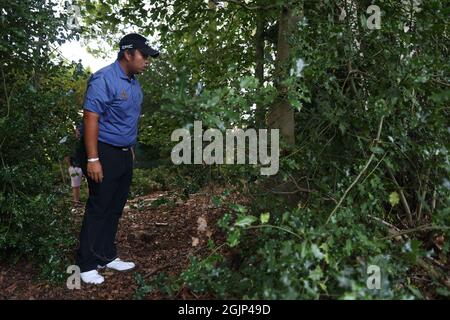 Der Thailänder Kiradech Aphibarnrat sucht am 4. Tag der BMW PGA Championship im Wentworth Golf Club, Virginia Water, nach einem Ball im Rough. Bilddatum: Samstag, 11. September 2021. Stockfoto