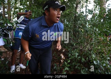 Thailands Kiradech Aphibarnrat, nachdem er am vierten Tag der BMW PGA Championship im Wentworth Golf Club, Virginia Water, einen Schuss aus dem Rough gespielt hatte. Bilddatum: Samstag, 11. September 2021. Stockfoto