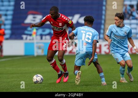 Anfernee Dijksteel von Middlesbrough tritt in der zweiten Hälfte des Sky Bet Championship-Spiels zwischen Coventry City und Middlesbrough am Samstag, den 11. September 2021, in der Ricoh Arena in Coventry gegen Ian Maatsen von Coventry City an. (Kredit: John Cripps | MI Nachrichten) Kredit: MI Nachrichten & Sport /Alamy Live Nachrichten Stockfoto