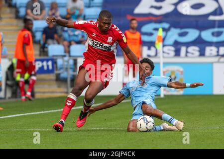 COVENTRY, Großbritannien 11. SEPTEMBER ANFERNEE Dijksteel von Middlesbrough wird am Samstag, 11. September 2021, während der zweiten Hälfte des Sky Bet Championship-Spiels zwischen Coventry City und Middlesbrough in der Ricoh Arena, Coventry, von Ian Maatsen von Coventry City herausgefordert. (Kredit: John Cripps | MI Nachrichten) Kredit: MI Nachrichten & Sport /Alamy Live Nachrichten Stockfoto