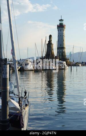 Der Leuchtturm von Lindau, einer deutschen Insel am Bodensee. Stockfoto