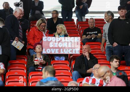 Stoke on Trent, Großbritannien. September 2021. Ein junger Fan mit einem glücklicher Stoke-Banner. Das Spiel der EFL Skybet Championship, Stoke City gegen Huddersfield Town im bet365 Stadium in Stoke on Trent am Samstag, 11. September 2021. Dieses Bild darf nur für redaktionelle Zwecke verwendet werden. Nur zur redaktionellen Verwendung, Lizenz für kommerzielle Nutzung erforderlich. Keine Verwendung bei Wetten, Spielen oder Veröffentlichungen in einem Club/einer Liga/einem Spieler.PIC von Chris Stading/Andrew Orchard Sports Photography/Alamy Live News Credit: Andrew Orchard Sports Photography/Alamy Live News Stockfoto