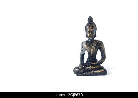 Statue des sitzenden Buddha in Meditation isoliert auf weißem Hintergrund Stockfoto