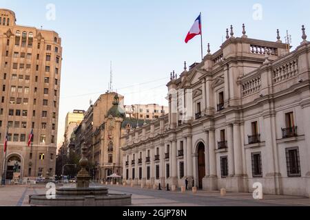 Santiago, Chile - 9. Sep 2021: Chilenischer Präsidentenpalast am Nachmittag. La moneda Palast. Sitz des Präsidenten der Republik Chile. Palast der Stockfoto