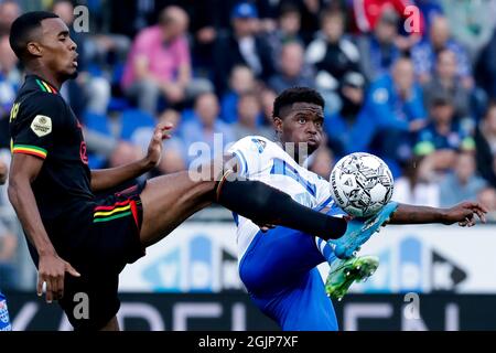 ZWOLLE, NIEDERLANDE - 11. SEPTEMBER: Ryan Gravenberch von Ajaxa und Daishawn Redan von PEC Zwolle während des niederländischen Eredivisie-Spiels zwischen PEC Zwolle und Ajax am 11. September 2021 im MAC³PARK Stadion in Zwolle, Niederlande (Foto: Peter Lous/Orange Picles) Stockfoto