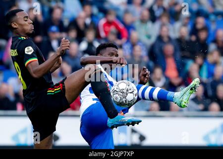 ZWOLLE, NIEDERLANDE - 11. SEPTEMBER: Ryan Gravenberch von Ajaxa und Daishawn Redan von PEC Zwolle während des niederländischen Eredivisie-Spiels zwischen PEC Zwolle und Ajax am 11. September 2021 im MAC³PARK Stadion in Zwolle, Niederlande (Foto: Peter Lous/Orange Picles) Stockfoto