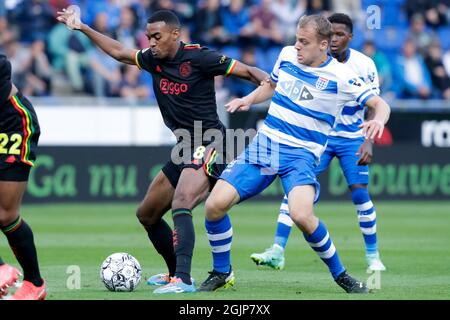 ZWOLLE, NIEDERLANDE - 11. SEPTEMBER: Ryan Gravenberch von Ajax und Thomas van den Belt von PEC Zwolle während des niederländischen Eredivisie-Spiels zwischen PEC Zwolle und Ajax am 11. September 2021 im MAC³PARK-Stadion in Zwolle, Niederlande (Foto: Peter Lous/Orange Picles) Stockfoto