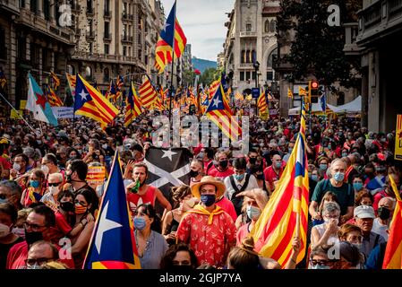 Barcelona, Spanien. September 2021. 11. September 2021, Barcelona, Katalonien, Spanien: Tausende marschieren in Barcelona und fordern während des katalanischen Nationaltages die Unabhängigkeit Kataloniens. Der katalanische Konflikt markiert weiterhin die politische Agenda, während die spanische und die katalanische Regierung versuchen, Positionen für einen Dialogtisch zu erreichen. Quelle: Jordi Boixareu/Alamy Live News Stockfoto