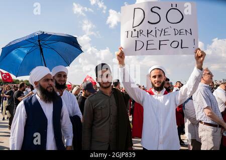 Istanbul, Türkei. September 2021. Ein Protestler hält ein Plakat, auf dem steht, WER während der Demonstration aus der Türkei kommt.Mehr als tausend Menschen haben in Istanbul gegen Covid-19-Impfungen, Tests und keine Masken demonstriert. (Foto von Murat Baykara/SOPA Images/Sipa USA) Quelle: SIPA USA/Alamy Live News Stockfoto