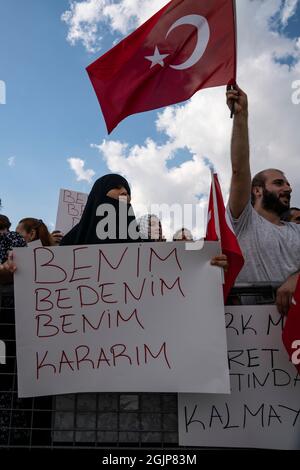 Istanbul, Türkei. September 2021. Ein Protestler hält ein Banner mit der Aufschrift My Body, my choice during the Demonstration.Mehr als tausend Menschen haben in Istanbul gegen Covid-19-Impfungen, Tests und keine Masken demonstriert. (Foto von Murat Baykara/SOPA Images/Sipa USA) Quelle: SIPA USA/Alamy Live News Stockfoto