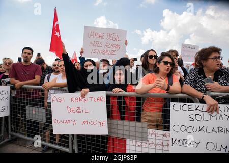 Istanbul, Türkei. September 2021. Mehr als tausend Menschen haben in Istanbul gegen Covid-19-Impfungen, Tests und keine Masken demonstriert. (Foto von Murat Baykara/SOPA Images/Sipa USA) Quelle: SIPA USA/Alamy Live News Stockfoto