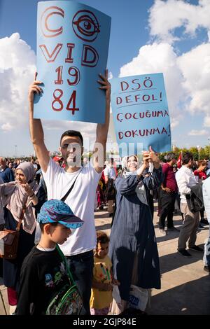 Istanbul, Türkei. September 2021. Mehr als tausend Menschen haben in Istanbul gegen Covid-19-Impfungen, Tests und keine Masken demonstriert. (Foto von Murat Baykara/SOPA Images/Sipa USA) Quelle: SIPA USA/Alamy Live News Stockfoto