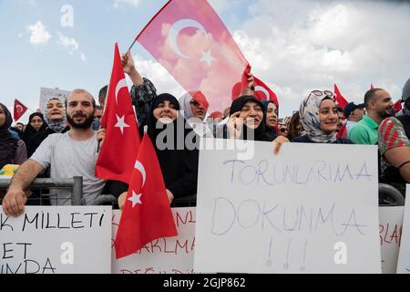 Istanbul, Türkei. September 2021. Ein Protestler hält ein Plakat, auf dem steht, dass du meinen Enkeln während der Demonstration die Hände abnimmst.Mehr als tausend Menschen haben in Istanbul gegen Covid-19-Impfungen, Tests und keine Masken demonstriert. (Foto von Murat Baykara/SOPA Images/Sipa USA) Quelle: SIPA USA/Alamy Live News Stockfoto