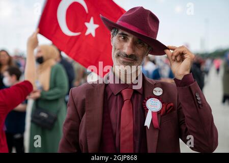 Istanbul, Türkei. September 2021. Ein Protestler posiert während der Demonstration für ein Bild: Mehr als tausend Menschen haben in Istanbul gegen Covid-19-Impfungen, Tests und keine Masken demonstriert. (Foto von Murat Baykara/SOPA Images/Sipa USA) Quelle: SIPA USA/Alamy Live News Stockfoto