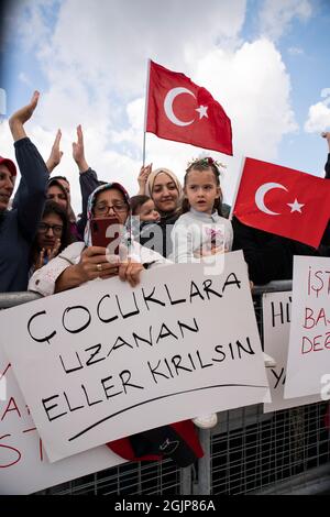 Istanbul, Türkei. September 2021. Ein Protestler hält ein Plakat, auf dem steht, dass Sie unseren Kindern während der Demonstration die Hände abnehmen.Mehr als tausend Menschen haben in Istanbul gegen Covid-19-Impfungen, Tests und keine Masken demonstriert. (Foto von Murat Baykara/SOPA Images/Sipa USA) Quelle: SIPA USA/Alamy Live News Stockfoto