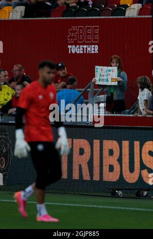 London, Großbritannien. September 2021. Ein junger Fan hält ein Zeichen, als sich David Raya von Brentford während des Premier League-Spiels zwischen Brentford und Brighton und Hove Albion am 11. September 2021 im Brentford Community Stadium, London, England, erwärmt. Foto von Carlton Myrie. Nur zur redaktionellen Verwendung, Lizenz für kommerzielle Nutzung erforderlich. Keine Verwendung bei Wetten, Spielen oder Veröffentlichungen einzelner Clubs/Vereine/Spieler. Kredit: UK Sports Pics Ltd/Alamy Live Nachrichten Stockfoto