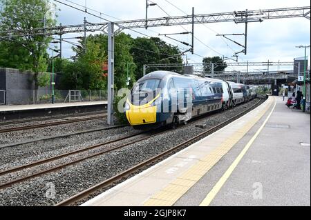 Ein Pendolino der Klasse 390, der durch die Station Litchfield Trent Valley in Großbritannien fährt. Stockfoto