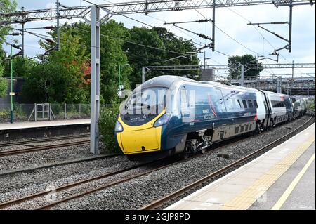 Ein Pendolino der Klasse 390, der durch die Station Litchfield Trent Valley in Großbritannien fährt. Stockfoto