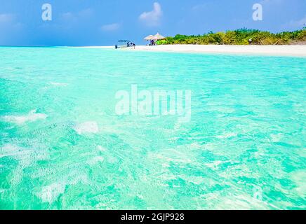 Kristallklares Wasser auf den Sandbank-Inseln Madivaru und Finolhu im Rasdhoo Atoll Maldives. Stockfoto