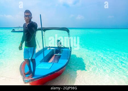 Rasdhoo Atoll Maldives 21. Februar 2018 Boote- und Bootsfahrt von der Rasdhoo Atoll Insel Malediven nach Madivaru Finolhu und Kuramathi im schönen klaren W Stockfoto