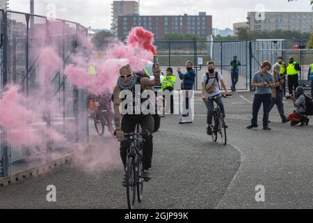 September 2021. London, Großbritannien. Stop the Arms Fair und Campaign Against Arms Trade Organisieren Sie einen Aktionstag gegen die zweijährliche Defence and Security Equipment International (DSEI), die im Excel Center stattfindet. Die DSEI ist eine der größten Waffenmessen der Welt. Die Botschaft der Organisatoren des Protestes lautet: Sagen wir Nein zu diesen Waffenhändlern im wahren Festivalstil. Penelope Barritt/Alamy Live News Stockfoto