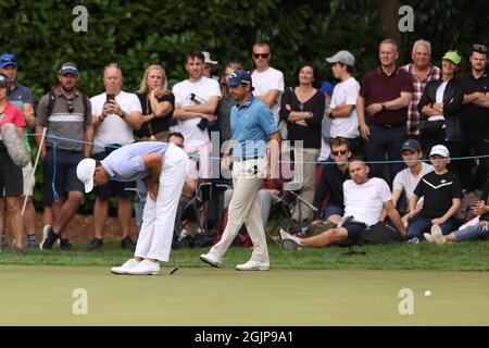 Der US-Amerikaner Billy Horschel (links) reagiert, nachdem er das 17. Grün aufgesetzt hat, während der Südafrikaner Christiaan Bezuidenhout am dritten Tag der BMW PGA Championship im Wentworth Golf Club, Virginia Water, auf das Bild schaut. Bilddatum: Samstag, 11. September 2021. Stockfoto