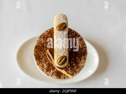 Tiramisu, serviert im Ritz Carlton Hotel, ein italienisches Dessert mit Kaffeegeschmack, das aus in Kaffee getauchten Marienkäfer besteht Stockfoto