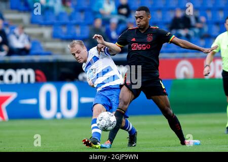 ZWOLLE, NIEDERLANDE - 11. SEPTEMBER: Thomas van den Belt von PEC Zwolle und Ryan Gravenberch von Ajax kämpfen während des niederländischen Eredivisie-Spiels zwischen PEC Zwolle und Ajax am 11. September 2021 im MAC³PARK-Stadion in Zwolle, Niederlande (Foto: Peter Lous/Orange Picles) Stockfoto