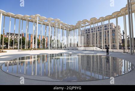 09. September 2021, Sachsen, Leipzig: Die Säulen des Neubaus der Sächsischen Aufbaubank spiegeln sich in einer Weite des Wassers wider. Das Entwicklungsinstitut des Freistaates verfügt nun neben seinem bisherigen Hauptsitz in Dresden über einen zweiten großen Standort in der Messestadt. Der Neubau soll laut SAB rund 500 Arbeitsplätze beherbergen, von denen zunächst 200 belegt werden. Später sollen rund 400 Mitarbeiter in Leipzig arbeiten. Das aufwendige Gebäude, das von einem Londoner Architekturbüro entworfen wurde, kostete rund 165 Millionen Euro. Ursprünglich hatten 107 Millionen Euro plus eine Risikoprämie b Stockfoto