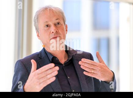 09. September 2021, Sachsen, Leipzig: Hartmut Oswalt, Beiratsmitglied für den Neubau der Sächsischen Aufbaubank, spricht bei der Eröffnungsfeier. Das Entwicklungsinstitut des Freistaates verfügt nun neben seinem bisherigen Hauptsitz in Dresden über einen zweiten großen Standort in der Messestadt. Der Neubau soll laut SAB rund 500 Arbeitsplätze beherbergen, von denen zunächst 200 belegt werden. Später sollen rund 400 Mitarbeiter in Leipzig arbeiten. Das aufwendige Gebäude, das von einem Londoner Architekturbüro entworfen wurde, kostete rund 165 Millionen Euro. Ursprünglich 10 Stockfoto