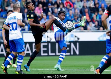 ZWOLLE, NIEDERLANDE - 11. SEPTEMBER: Ryan Gravenberch von Ajaxa und Daishawn Redan von PEC Zwolle während des niederländischen Eredivisie-Spiels zwischen PEC Zwolle und Ajax am 11. September 2021 im MAC³PARK Stadion in Zwolle, Niederlande (Foto: Peter Lous/Orange Picles) Stockfoto