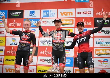 Dutch Aniek Van Alphen feiert auf dem Podium nach dem Sieg des Frauen ...