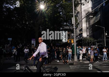 New York, USA. September 2021. Am 20. Jahrestag der Terroranschläge vom 11. September in New York, USA, versammeln sich Menschen vor dem One World Trade Center. Kredit: Chase Sutton/Alamy Live Nachrichten Stockfoto