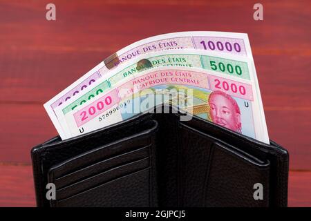 Zentralafrikanische Staaten Geld - Franken in der schwarzen Brieftasche Stockfoto
