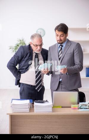 Zwei männliche Buchhalter im Budgetplanungskonzept am Arbeitsplatz Stockfoto