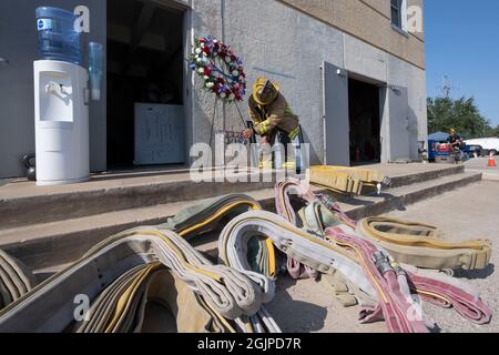 Austin, Texas USA, 11. September 2021: Feuerwehrleute der Stadt Austin nehmen an einem sechsstöckigen Treppenaufgang Teil, um an den 20. Jahrestag der Terroranschläge auf Amerika am 11. September 2021 zu erinnern. Kredit: Bob Daemmrich/Alamy Live Nachrichten Stockfoto