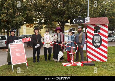 Prag - Žižkov, 11. September: Fans der Freien Republik Žižkov, Fans der Geschichte in historischen Kostümen posieren beim Weinfest am 11. September 2021 Stockfoto