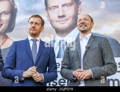 Taucha, Deutschland. September 2021. Der sächsische Ministerpräsident Michael Kretschmer (l., beide CDU) und der Beauftragte der Bundesregierung für die neuen Bundesländer Dirk Wanderwitz stehen vor einem Wahlplakat ihrer Partei für die Bundestagswahl. Am selben Tag präsentierte die sächsische CDU eine neue Kampagne, die vor allem auf die Konfrontation mit der AfD abzielt. Ab den kommenden Tagen sind an 1,000 Standorten in allen Wahlkreisen des Sächsischen Bundestages große Plakate zu sehen. Quelle: Jan Woitas/dpa-Zentralbild/ZB/dpa/Alamy Live News Stockfoto