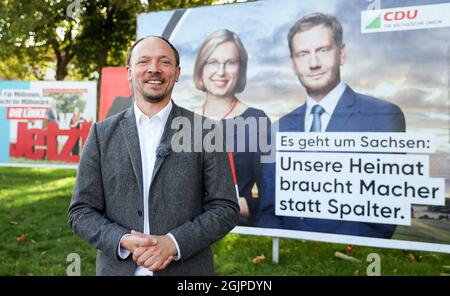 Taucha, Deutschland. September 2021. Dirk Wanderwitz (CDU), Beauftragter der Bundesregierung für die neuen Bundesländer, steht vor einem Wahlplakat seiner Partei für die Bundestagswahl. Am selben Tag präsentierte die sächsische CDU eine neue Kampagne, die sich vor allem auf die Konfrontation mit der AfD richtet. Ab den kommenden Tagen sind an 1,000 Standorten in allen Wahlkreisen des Sächsischen Bundestages große Plakate zu sehen. Quelle: Jan Woitas/dpa-Zentralbild/ZB/dpa/Alamy Live News Stockfoto