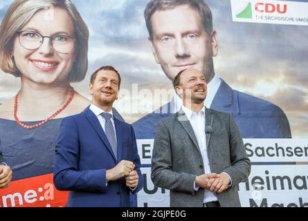 Taucha, Deutschland. September 2021. Der sächsische Ministerpräsident Michael Kretschmer (l., beide CDU) und der Beauftragte der Bundesregierung für die neuen Bundesländer Dirk Wanderwitz stehen vor einem Wahlplakat ihrer Partei für die Bundestagswahl. Am selben Tag präsentierte die sächsische CDU eine neue Kampagne, die vor allem auf die Konfrontation mit der AfD abzielt. Ab den kommenden Tagen sind an 1,000 Standorten in allen Wahlkreisen des Sächsischen Bundestages große Plakate zu sehen. Quelle: Jan Woitas/dpa-Zentralbild/ZB/dpa/Alamy Live News Stockfoto