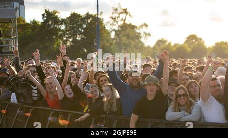 Glasgow, Großbritannien. September 2021. IM BILD: Das Publikum vor der Hauptbühne spielt TRNSMT 2021 und genießt die Abendsonne und lauscht der Musik. Trotz der Zunahme der COVID19-Übertragung in Schottland tragen nur sehr wenige Menschen in der Menge Masken. Quelle: Colin Fisher/Alamy Live News Stockfoto