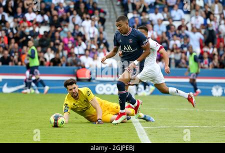 Kylian Mbappe von PSG vermeidet Torhüter von Clermont Arthur Desmas, sein Tor während des französischen Ligue 1-Fußballspiels zwischen Paris Saint-Germain und Clermont Foot 63 am 11. September 2021 im Stadion Parc des Princes in Paris, Frankreich - Foto Jean Catuffe / DPPI Stockfoto