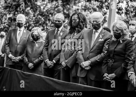 New York, Usa. September 2021. US-Präsident Joe Biden und First Lady Jill Biden, rechts, stehen für einen Moment des Schweigens während der Zeremonie anlässlich des 20. Jahrestages der Terroranschläge am National 9/11 Memorial and Museum am 11. September 2021 in New York City. Von links: Ehemaliger Präsident Bill Clinton, ehemalige First Lady Hillary Clinton, ehemaliger Präsident Barack Obama, ehemalige First Lady Michelle Obama, Präsident Joe Biden, First Lady Jill Biden. Bild: Adam Schultz/White House Photo/Alamy Live News Stockfoto