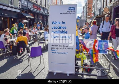 London, Großbritannien. September 2021. Ein temporäres, begehbare Impfzentrum COVID-19 in der Old Compton Street, Soho. Kredit: Vuk Valcic / Alamy Live Nachrichten Stockfoto