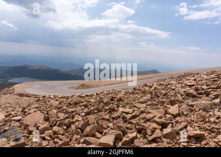 Hochalpine Straße in Colorado, die zum Pikes Peak in Colorado führt Stockfoto