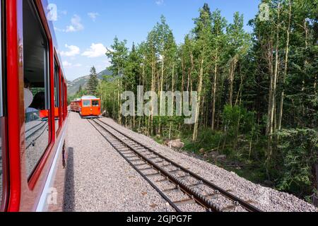 Zahnradzüge, die auf der Eisenbahn zum Pikes Peak fahren Stockfoto