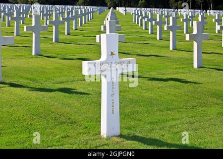 Grab des TSgt Charles F. Carey Jr. (1915-1945), Träger der Ehrenmedaille, auf dem amerikanischen Friedhof und Memorial Ardennes in Neupre, Belgien Stockfoto