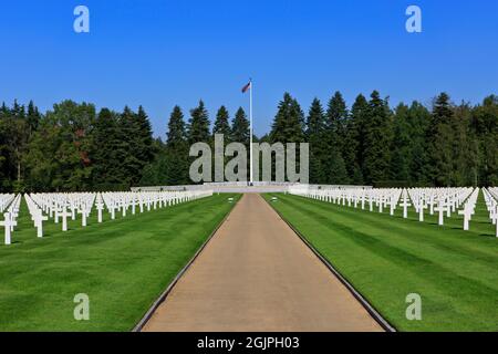 Endlose Reihen mit Gräbern der Gefallenen auf dem Zweiten Weltkrieg Ardennen American Cemetery and Memorial in Neupre (Lüttich), Belgien Stockfoto